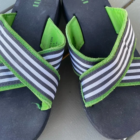 Lands’ End Sandals - Picture 2 of 4